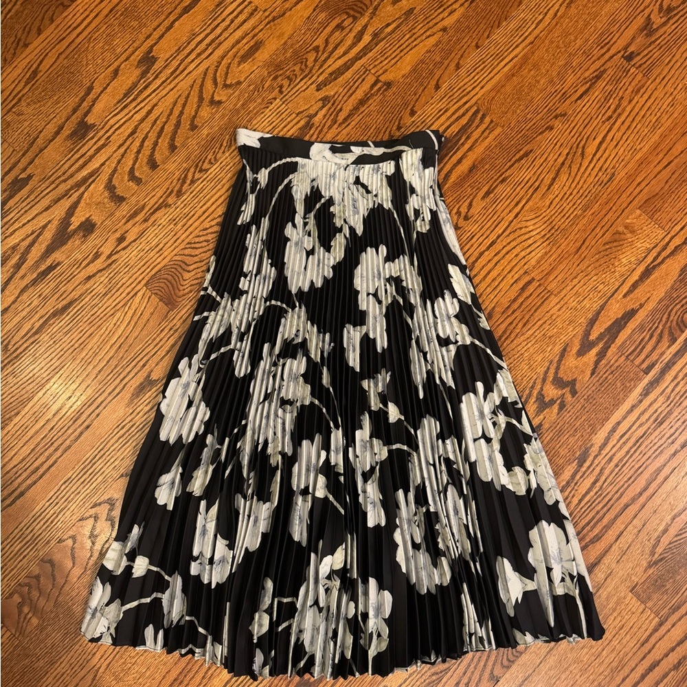 Elegant Black and White Floral Pleated Skirt